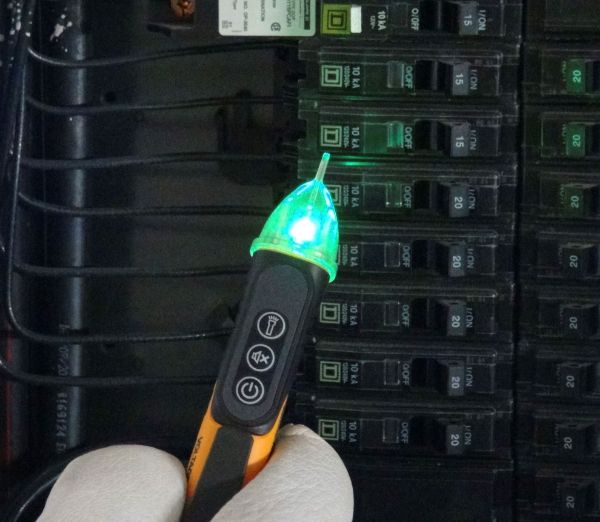 Picture of 50-1000V AC Single Range NCVT w/ Flashlight. CAT IV 1000V Rating