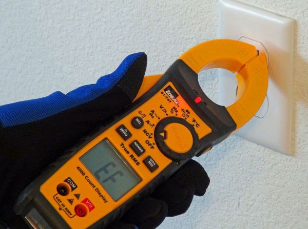 Picture of 400A AC/DC TRMS TightSight Clamp Meter CAT III 600V Rating.
