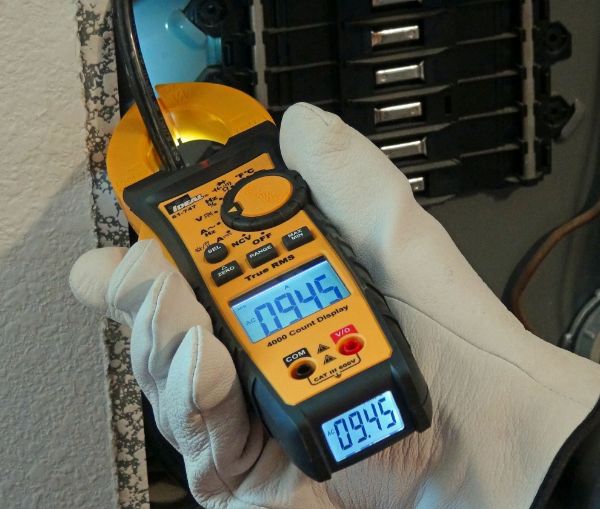 Picture of 400A AC/DC TRMS TightSight Clamp Meter CAT III 600V Rating.