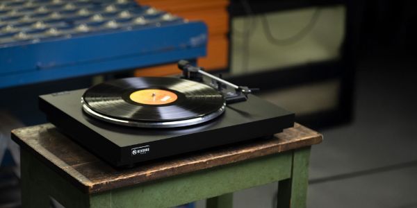 Picture of F100P Turntable with Black ONKYO GX30ARCB Powered Bookshe Speakers.